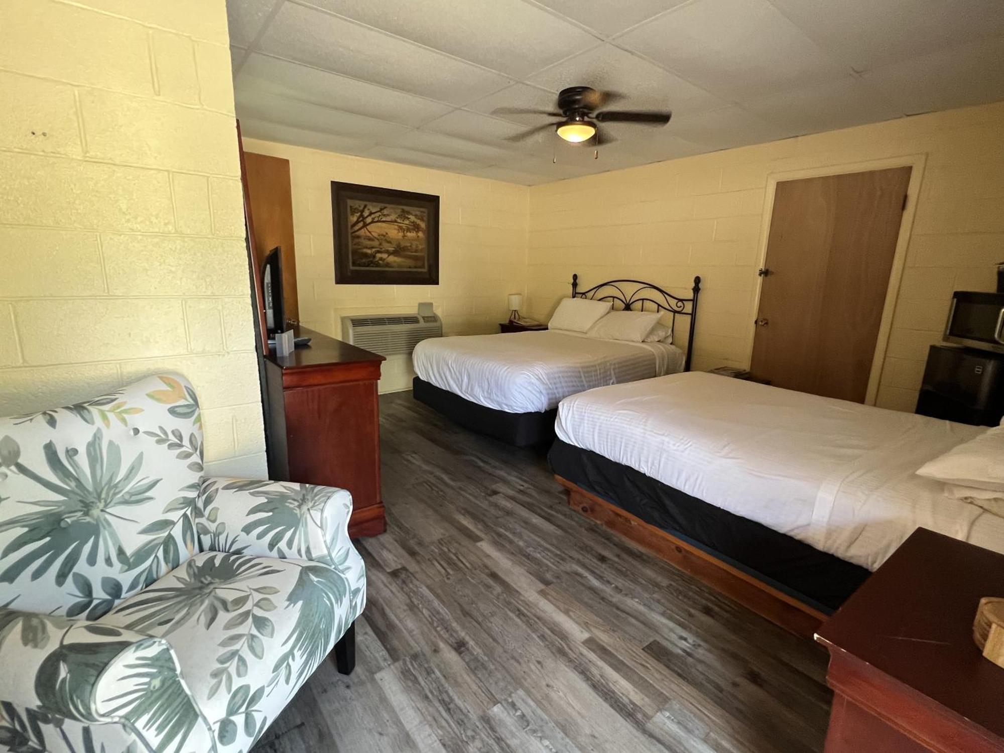Ji11, Queen Guest Room At The Joplin Inn At The Entrance To Mountain Harbor Resort Hotel Room Mount Ida エクステリア 写真