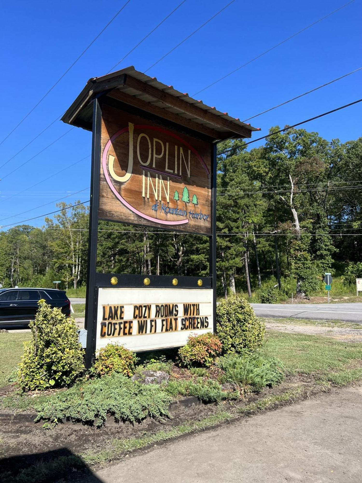 Ji11, Queen Guest Room At The Joplin Inn At The Entrance To Mountain Harbor Resort Hotel Room Mount Ida エクステリア 写真